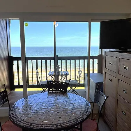 En Bord De Avec Balcon Et Vue Imprenable, Acces Direct - Fr-1-487-317 * Cabourg