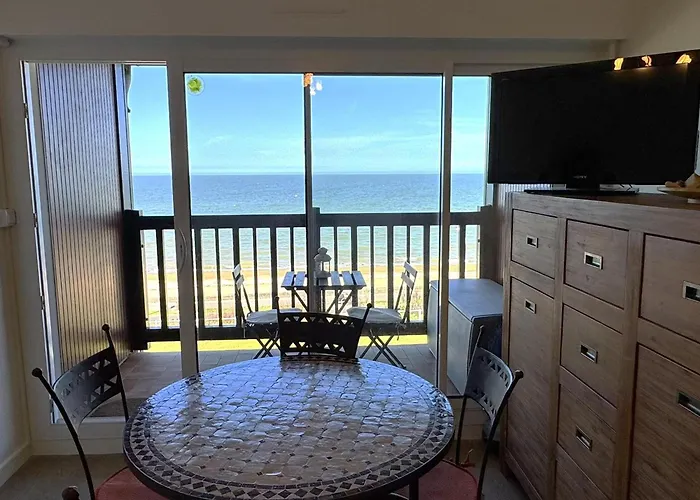 En Bord De Avec Balcon Et Vue Imprenable, Acces Direct - Fr-1-487-317 * Cabourg